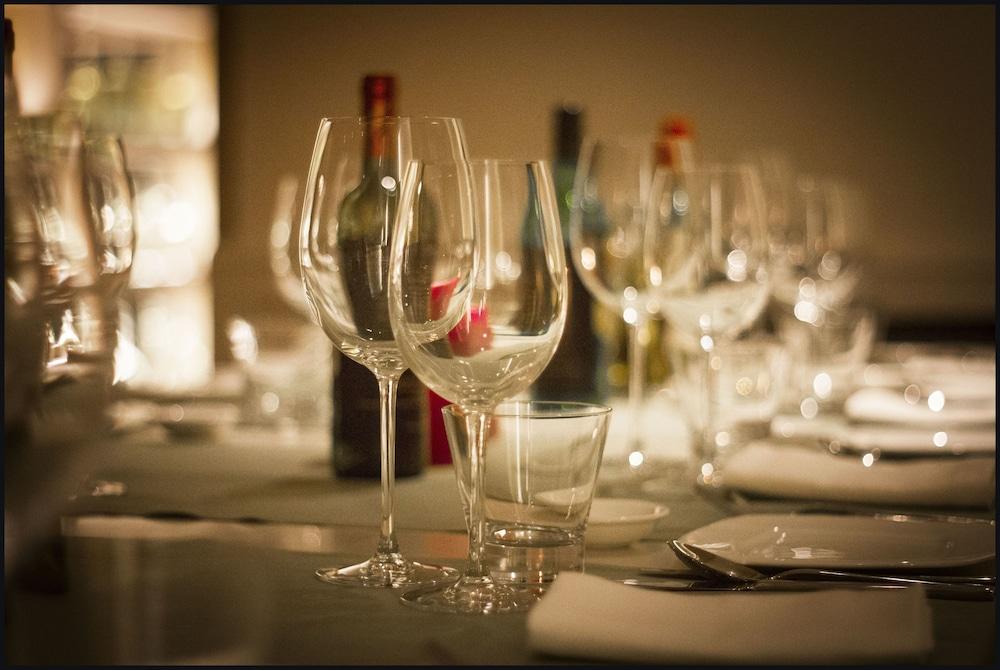 Trident Hyderabad Hotel Bagian luar foto Wine glasses
