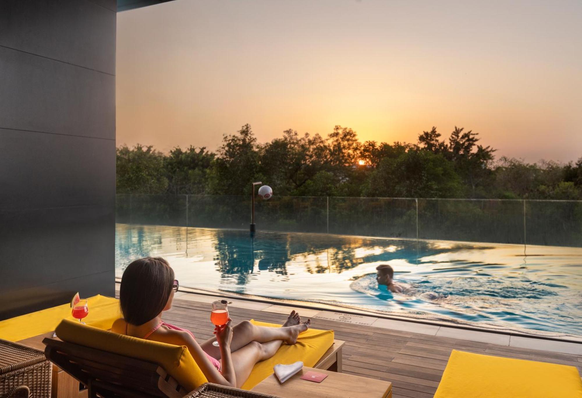 Trident Hyderabad Hotel Bagian luar foto The swimming pool at the hotel