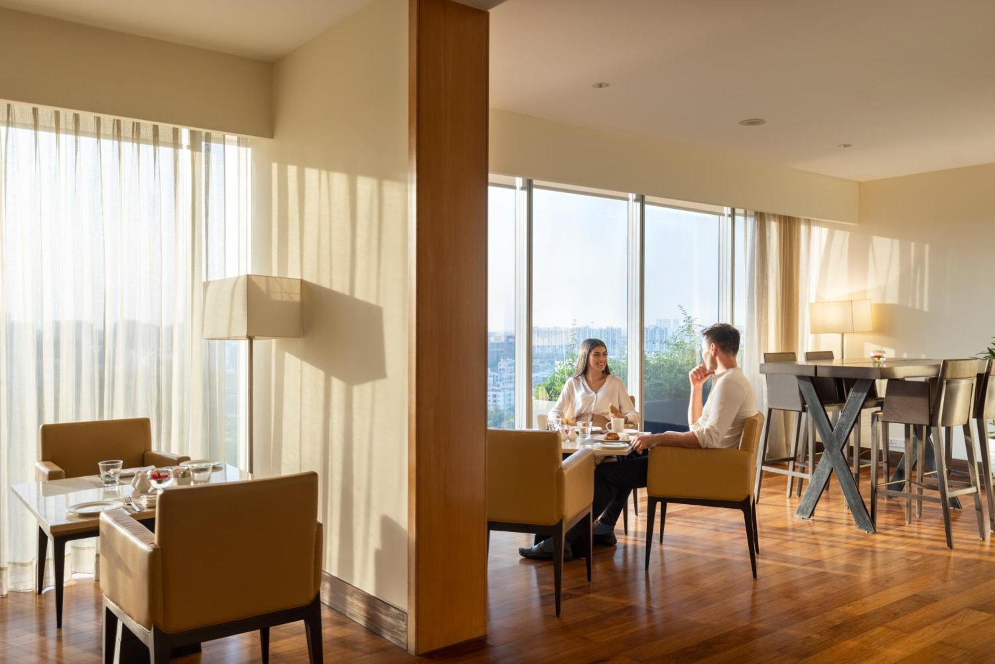 Trident Hyderabad Hotel Bagian luar foto The Club at the Pan Pacific