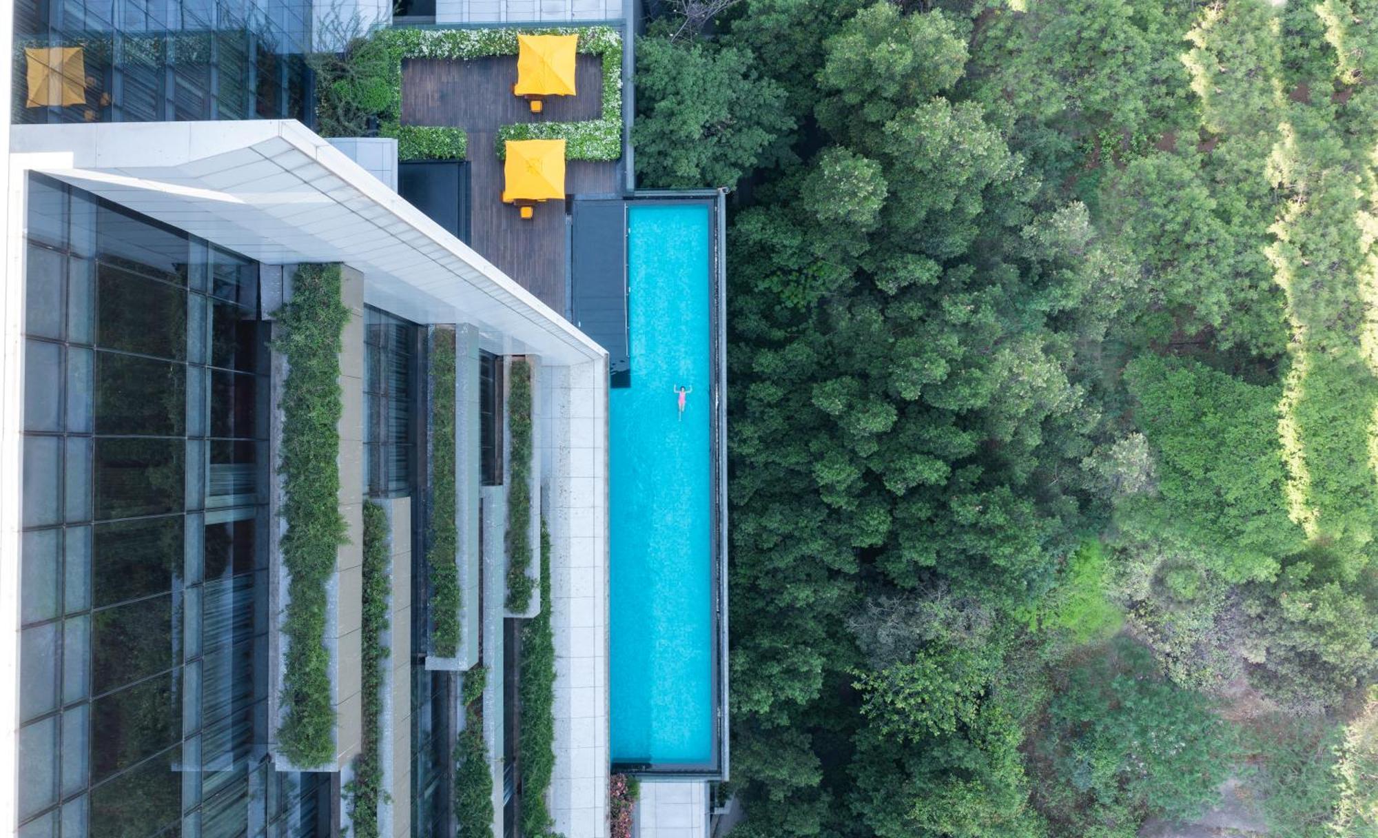 Trident Hyderabad Hotel Bagian luar foto The swimming pool at the hotel
