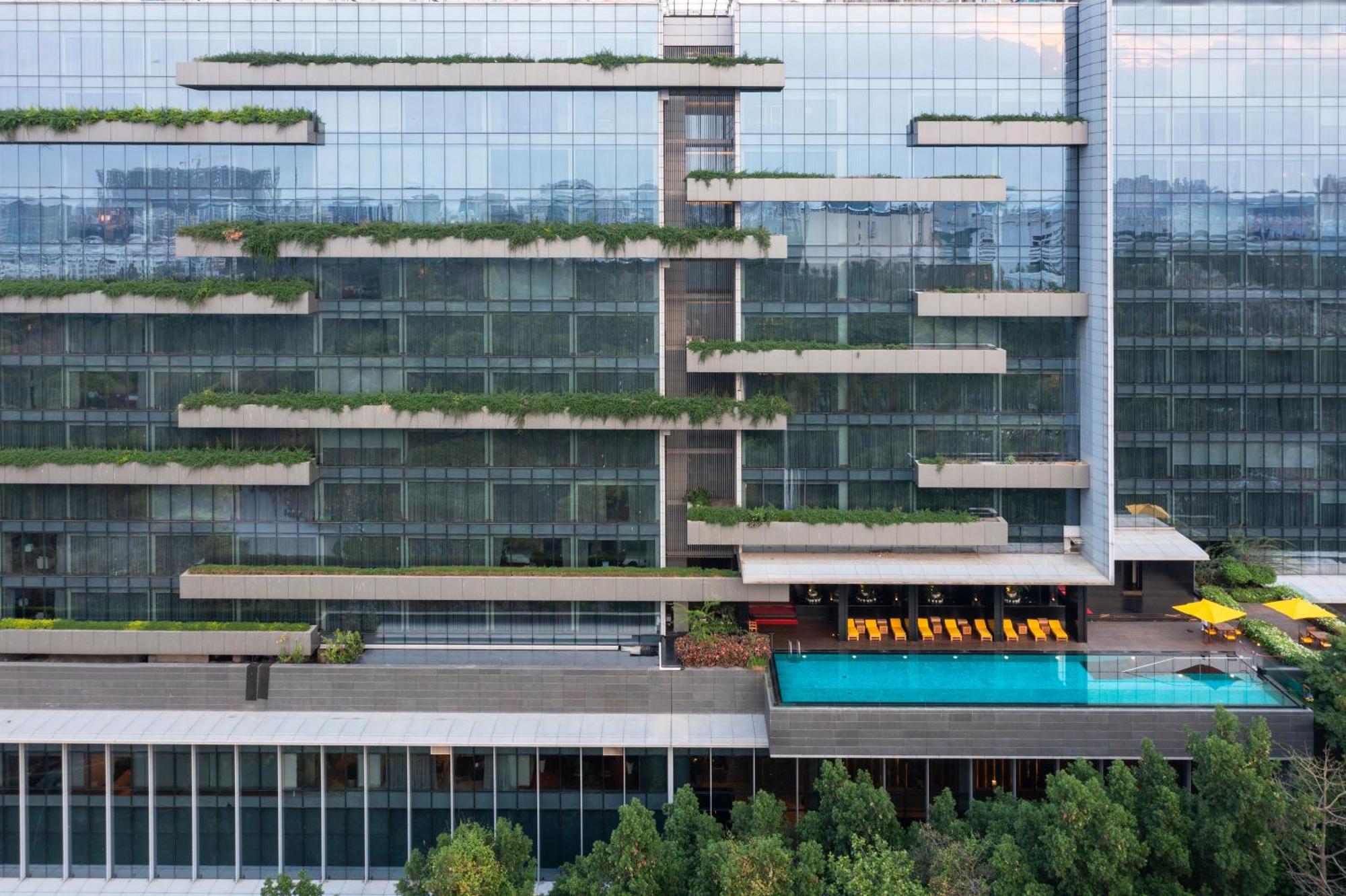 Trident Hyderabad Hotel Bagian luar foto The hotel's rooftop pool