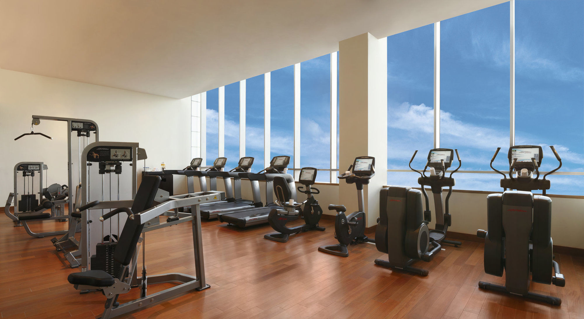 Trident Hyderabad Hotel Bagian luar foto The gym at the hotel