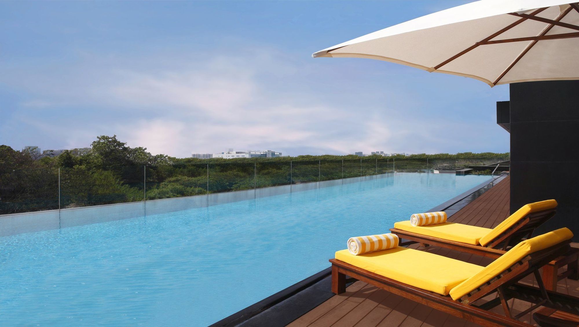 Trident Hyderabad Hotel Fasilitas foto Rooftop pool at the hotel