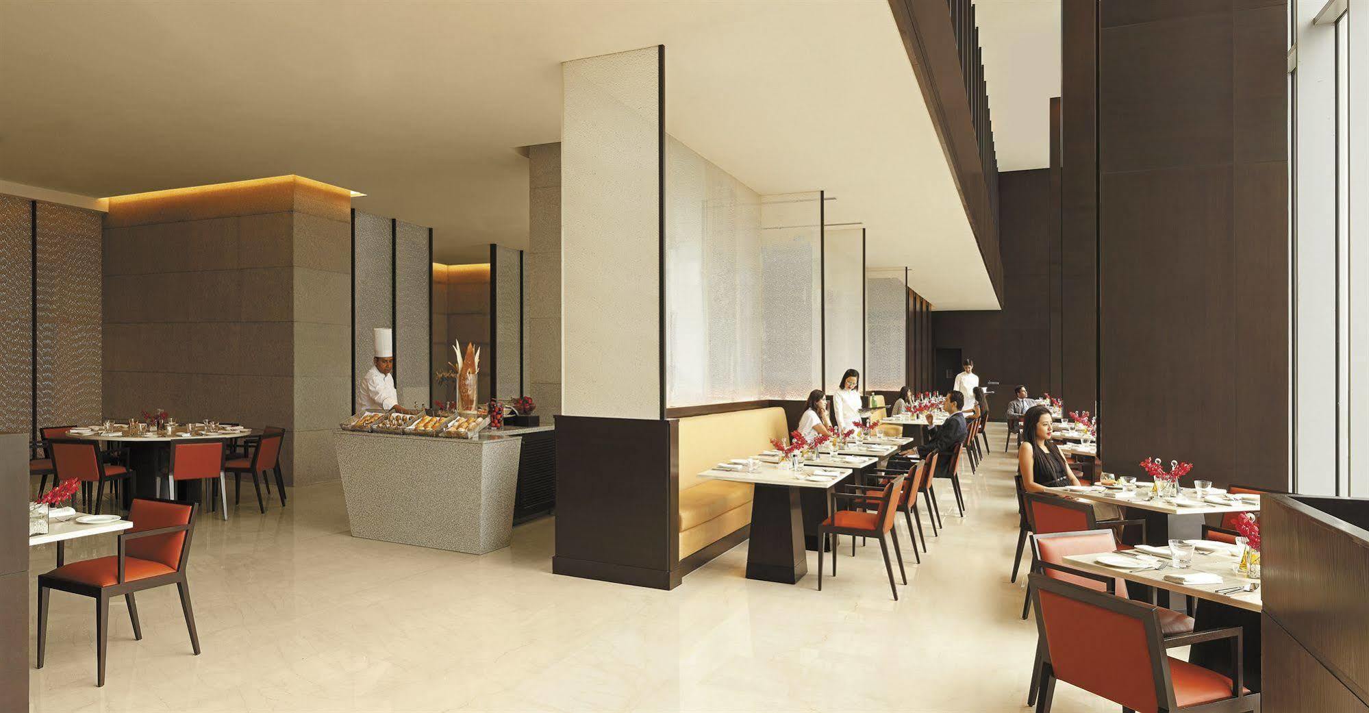 Trident Hyderabad Hotel Bagian luar foto The restaurant