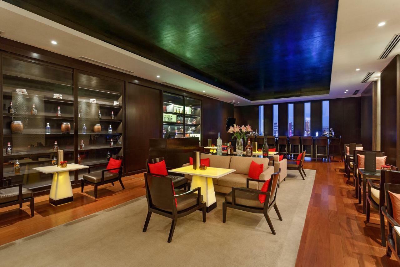 Trident Hyderabad Hotel Bagian luar foto The Club Lounge at the hotel