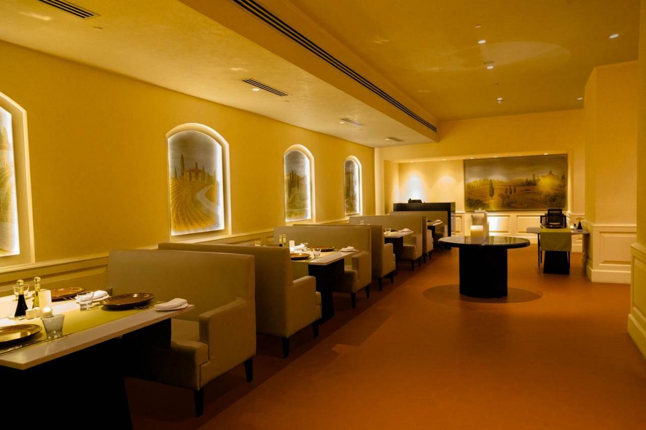 Trident Hyderabad Hotel Bagian luar foto The interior of the restaurant