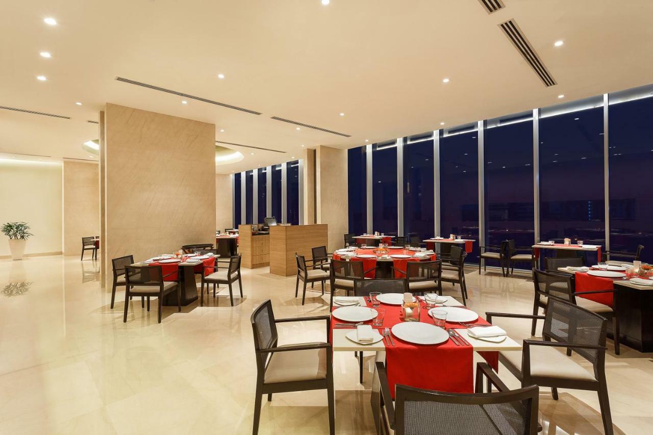 Trident Hyderabad Hotel Bagian luar foto The restaurant